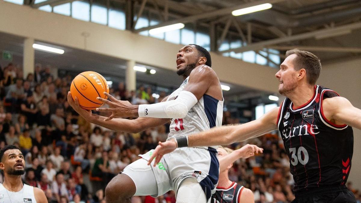 Forrest trata de anotar una canasta en presencia de Dragic en la Euskal Kopa del año pasado