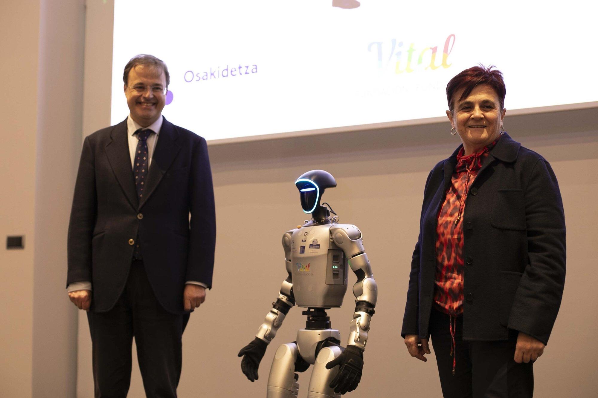 En imágenes: Así es SAAKI, el nuevo robot pediátrico que ayudará a los niños ingresados en el HUA-Txagorritxu