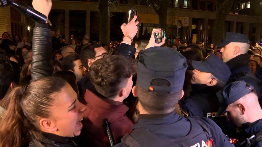 Miembros de Nuevas Generaciones de PP, escoltados por la Policía en el 8M por enfrentamientos
