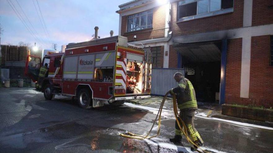 Los bomberos tras sofocar el  incendio en una empresa en Galdakao