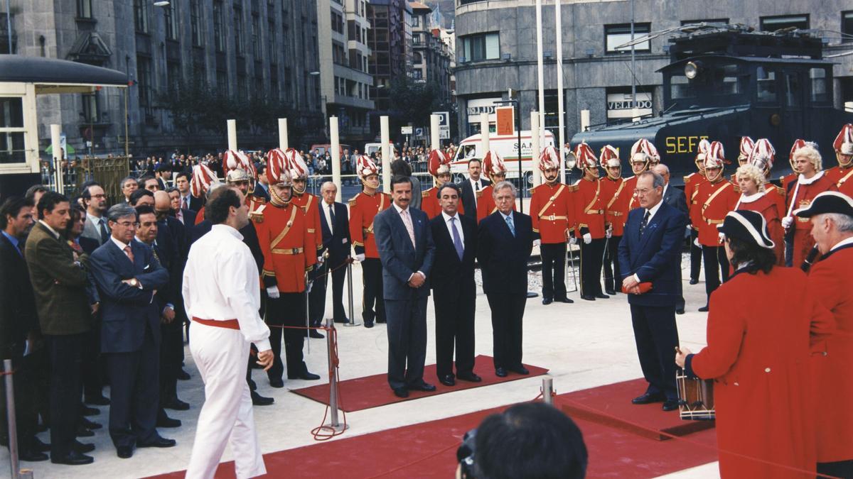 Acto de inauguración del metro de Bilbao con asistencia de las autoridades, el 11 de noviembre de 1995.