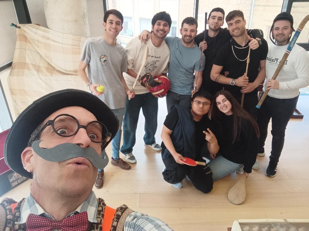 Jóvenes participando en la actividad.