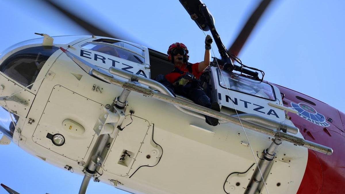 Agente de la Sección de Montaña de la Unidad de Vigilancia y Rescate en un helicóptero de la Ertzaintza