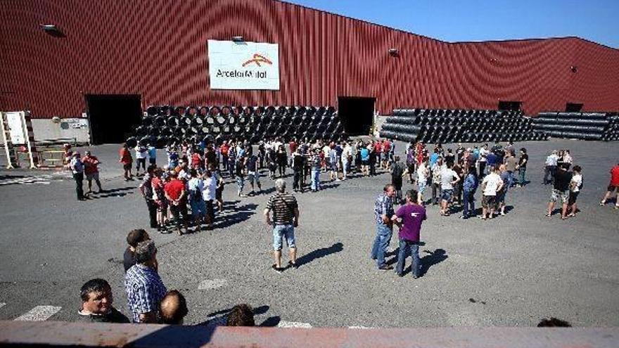 Concentración silenciosa de los trabajadores de ArcelorMittal en protesta por el accidente mortal.