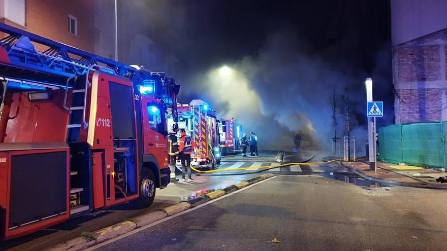 Dos intoxicados por inhalar humo por un incendio en un bazar de la Rochapea