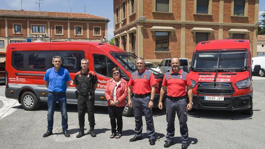 La consejera Beaumonto, junto con responsables de Interior y Policía Foral conoció los nuevos vehículos.