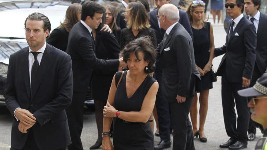 Ana Patricia Botín (c), acompañada por miembros de su familia, a su llegada al funeral por la muerte de su padre, el presidente del Banco Santander, Emilio Botín.