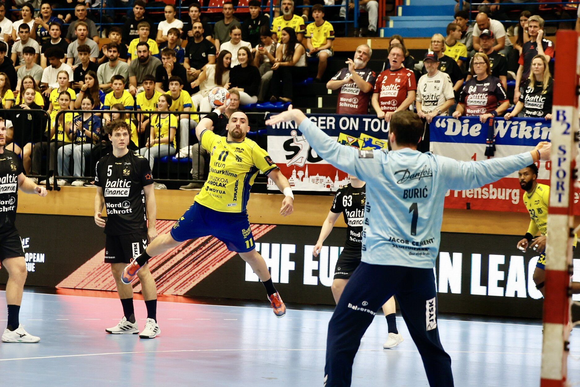 El jugador del Irudek Bidasoa Irun Esteban Salinas, en el partido ante el Flensburg alemán