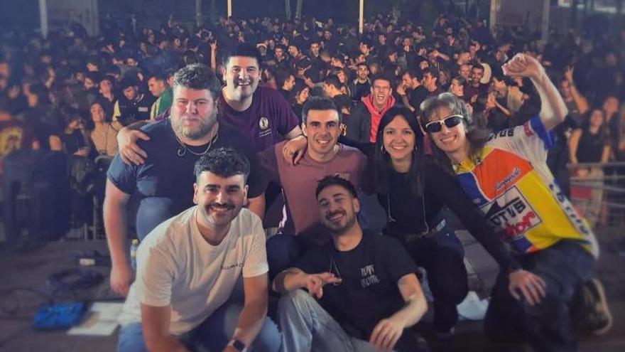 Carretera, música y madrugones: así es el día a día de una romería en verano