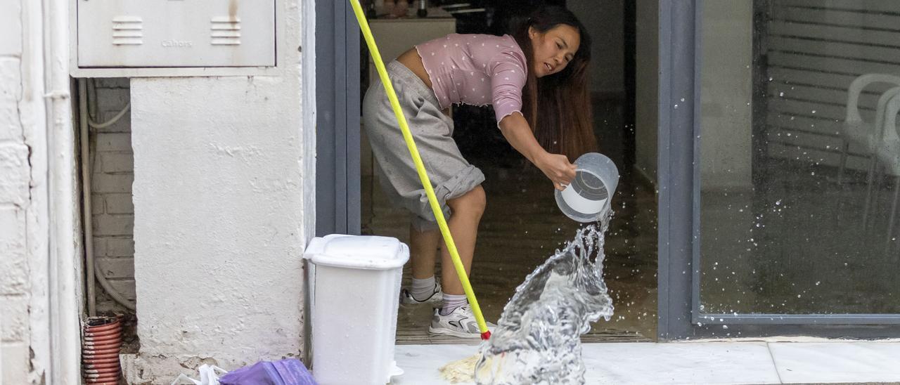 En imágenes: Andalucía supera las 900 incidencias por la borrasca &#039;Claudia&#039;, con la anegación de la estación de autobuses de Huelva