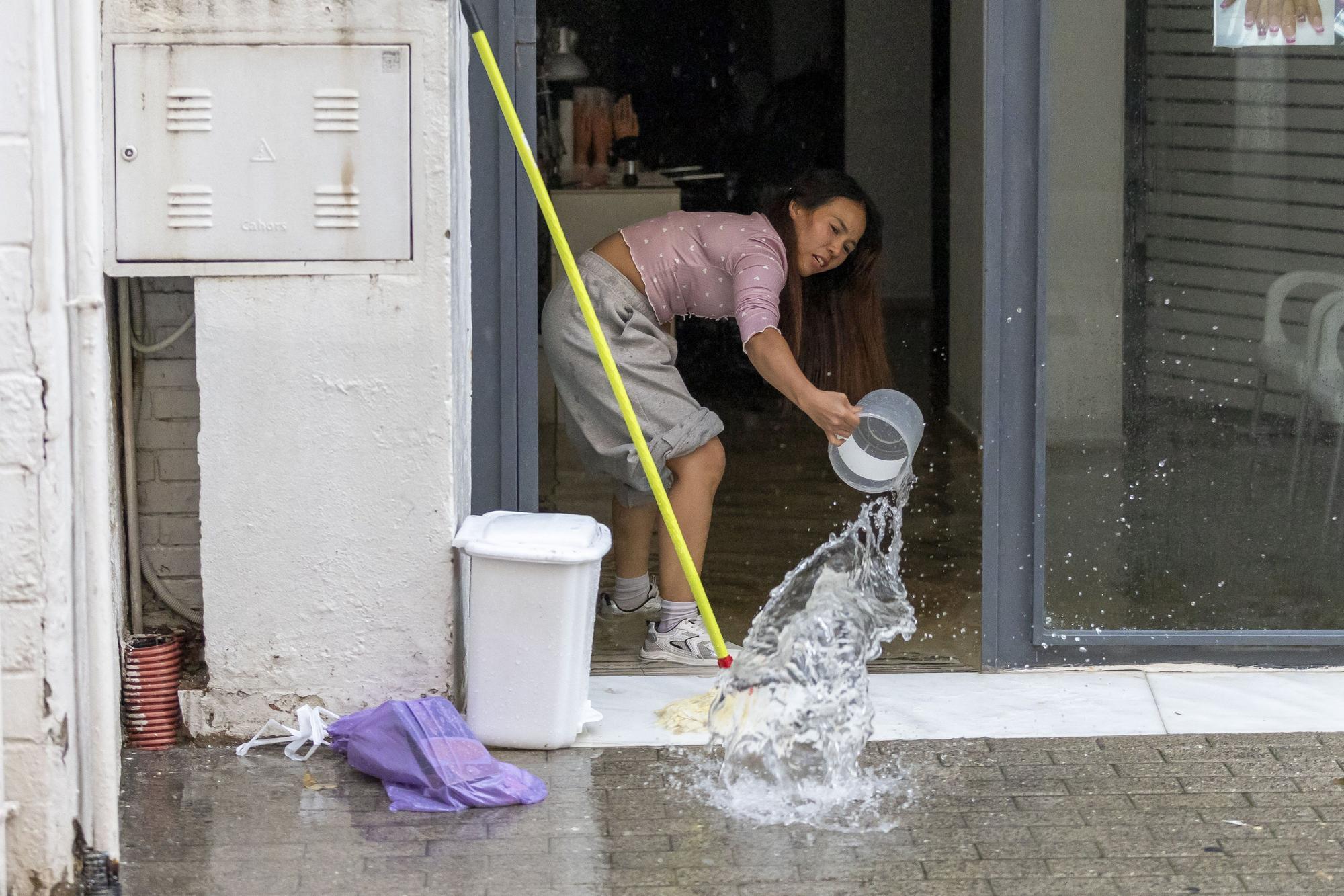 En imágenes: Andalucía supera las 900 incidencias por la borrasca &#039;Claudia&#039;, con la anegación de la estación de autobuses de Huelva