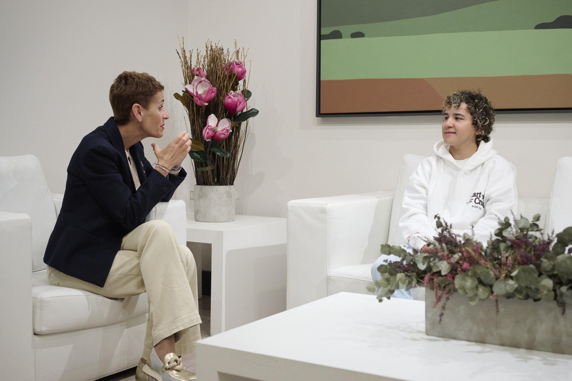 María Chivite recibe a Paula Ostiz en el Palacio de Navarra