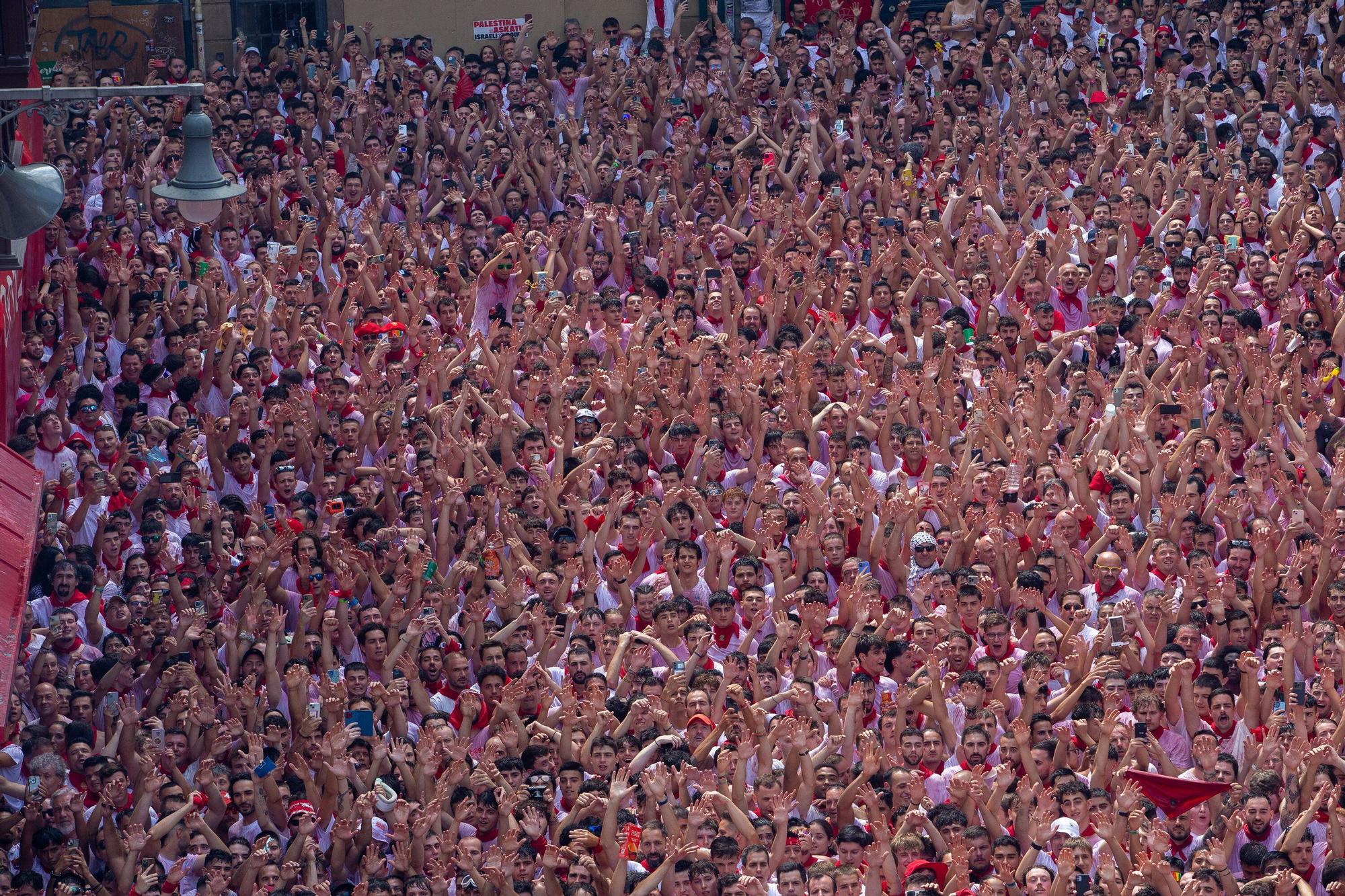 Fotos del  Chupinazo de San Fermín 2025 en Pamplona: ¡La fiesta más internacional se enciende con un grito solidario por Palestina!