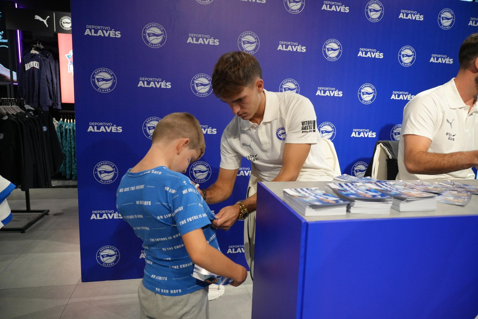 En imágenes: Firma de autógrafos para desbordar Vitoria-Gasteiz de ilusión albiazul
