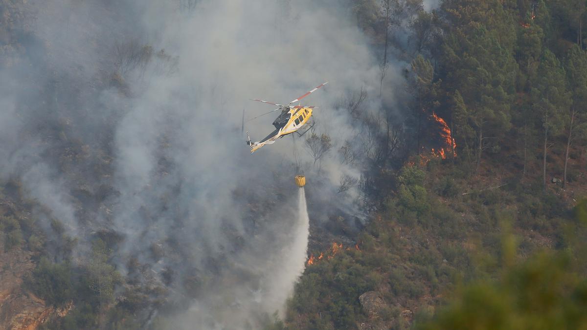 Un hélicoptero interviene en un incendio.