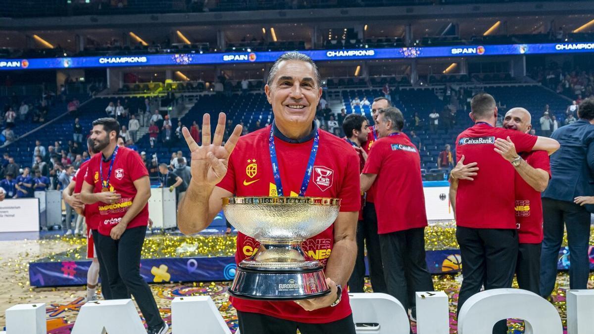 Scariolo posa con el trofeo de campeón del Eurobasket logrado el pasado domingo, el cuarto de su carrera como seleccionador.