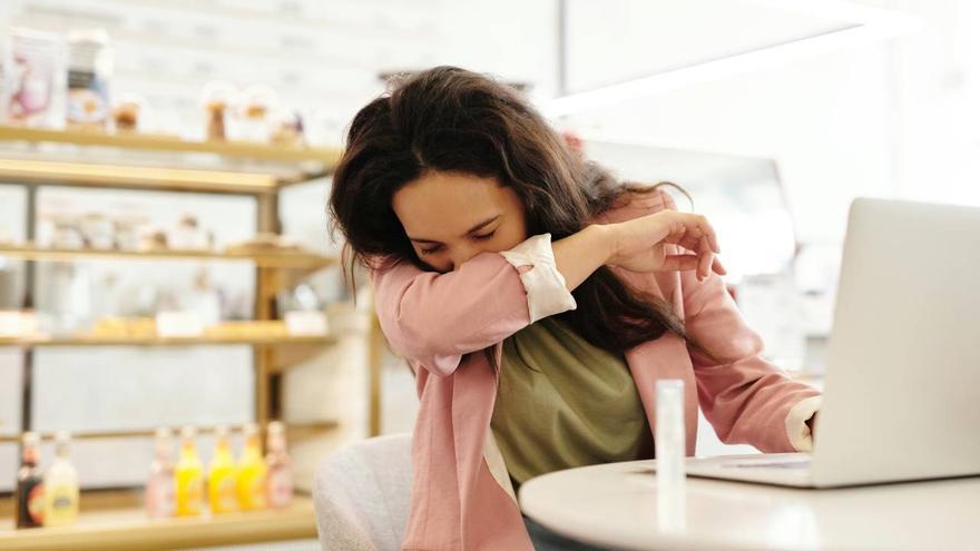 No son inofensivos: los peligros ocultos de los estornudos