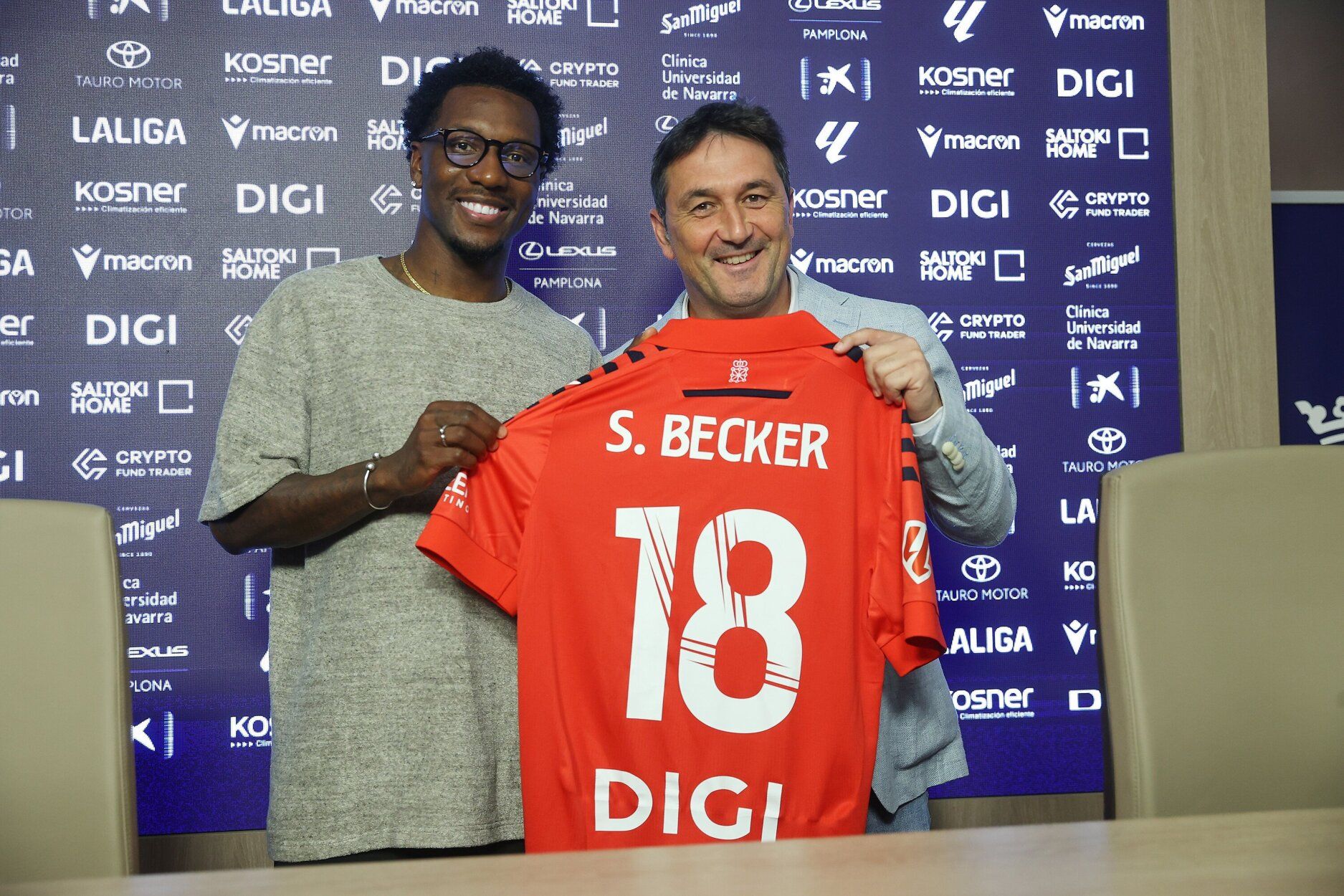 Fotos de la presentación de Sheraldo Becker como jugador de Osasuna