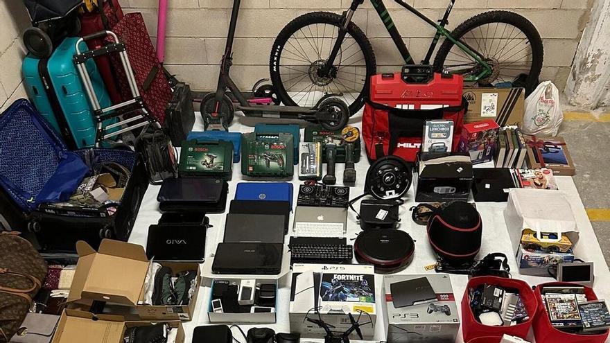 Exposición pública de objetos robados en Eibar para devolvérselos a sus dueños