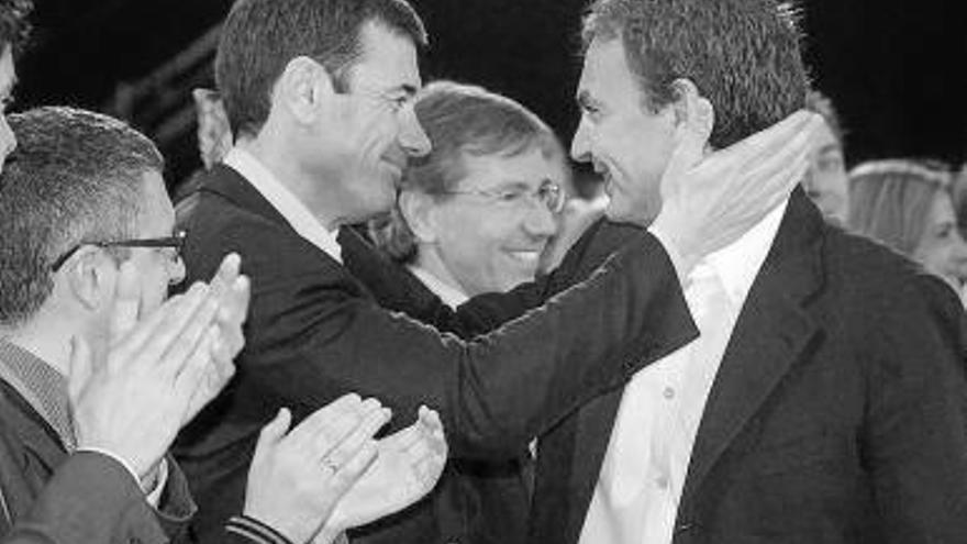 Tomás Gómez y Zapatero, saludándose en el acto de ayer.