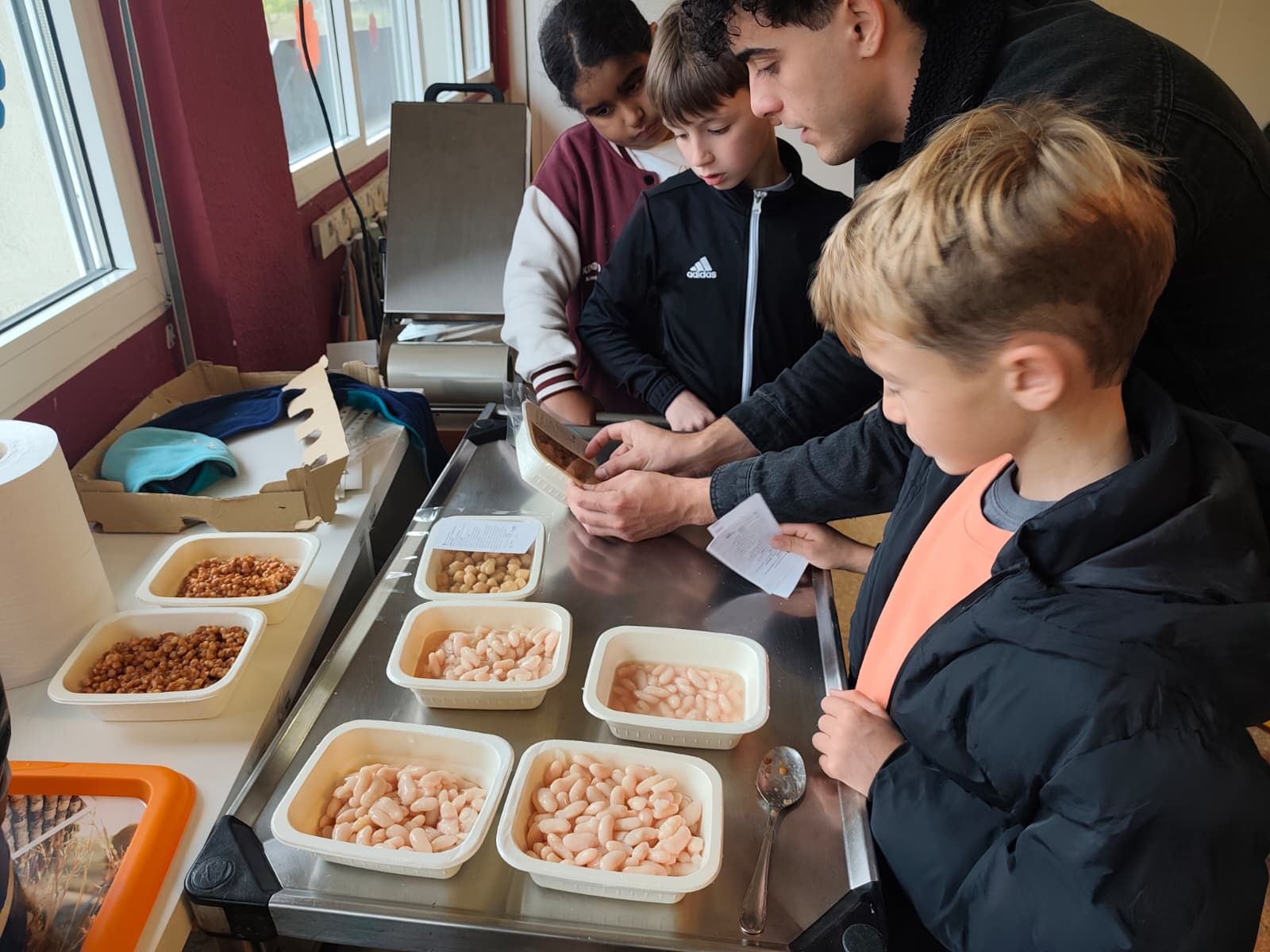 El alumnado se encarga del traslado de las raciones envasadas a la máquina de vending