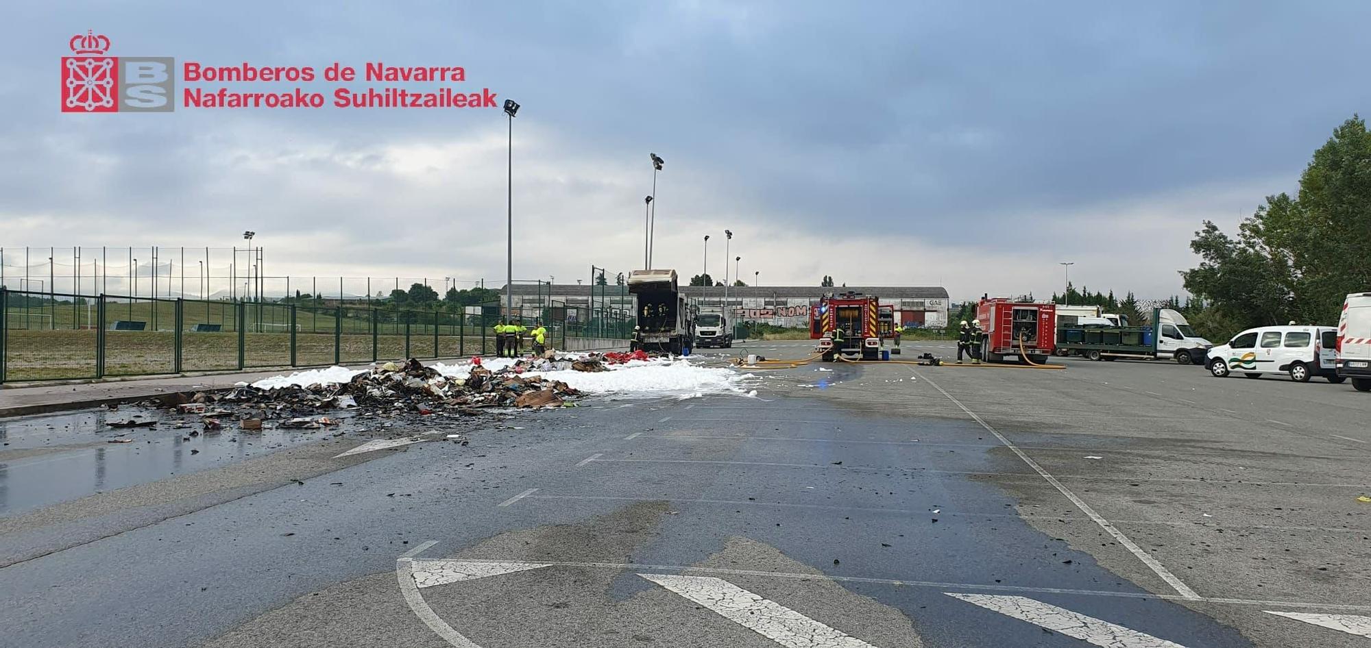 Arde un camión de la basura junto al polideportivo de la UPNA