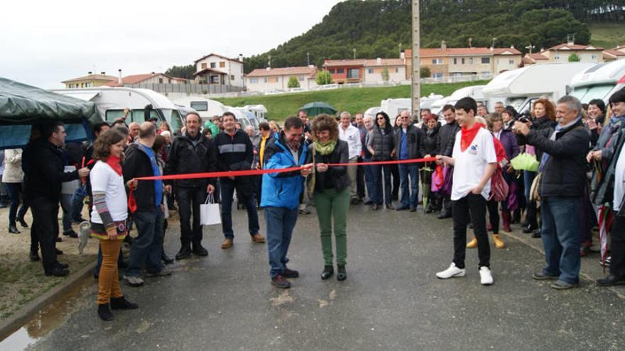 Félix Álvarez, promotor del área de autocaravanas, y la alcaldesa, Cristina Sota, cortando la cinta inaugural.