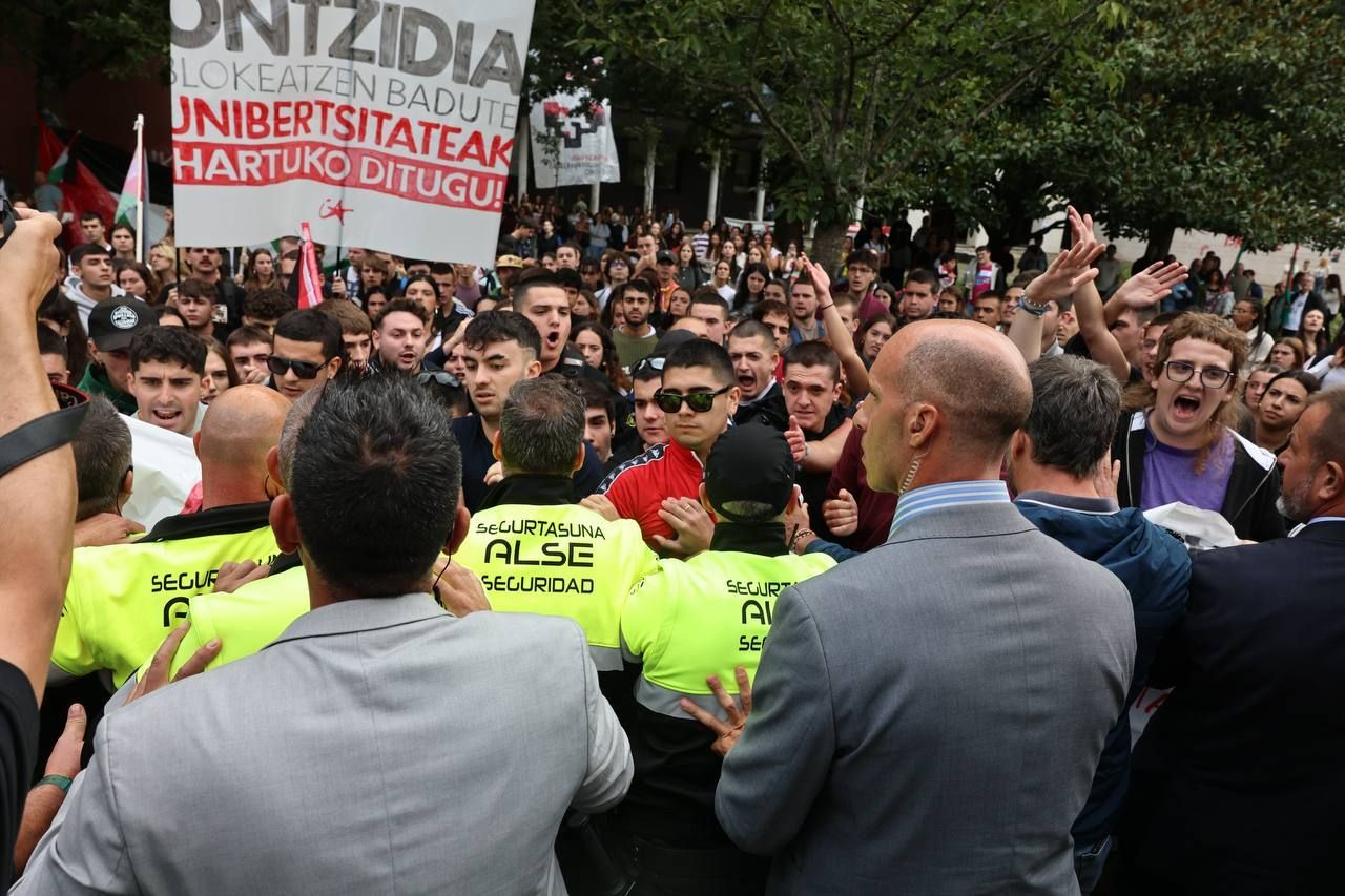 Momentos de tensión en la EHU por una protesta de jóvenes en favor de Palestina