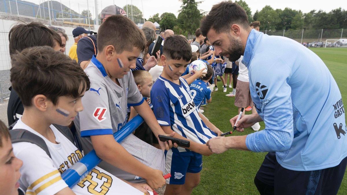 Antonio Sivera firmando autógrafos a los más pequeños durante un entrenamiento del Alavés.