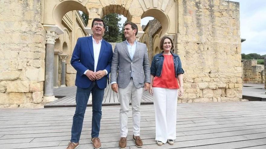 El presidente de Ciudadanos, Albert Rivera (c), y el líder de esta formación en Andalucía, Juan Marín (i), acompañados por Marta Rivera (d), de la comisión de Cultura de C´s.