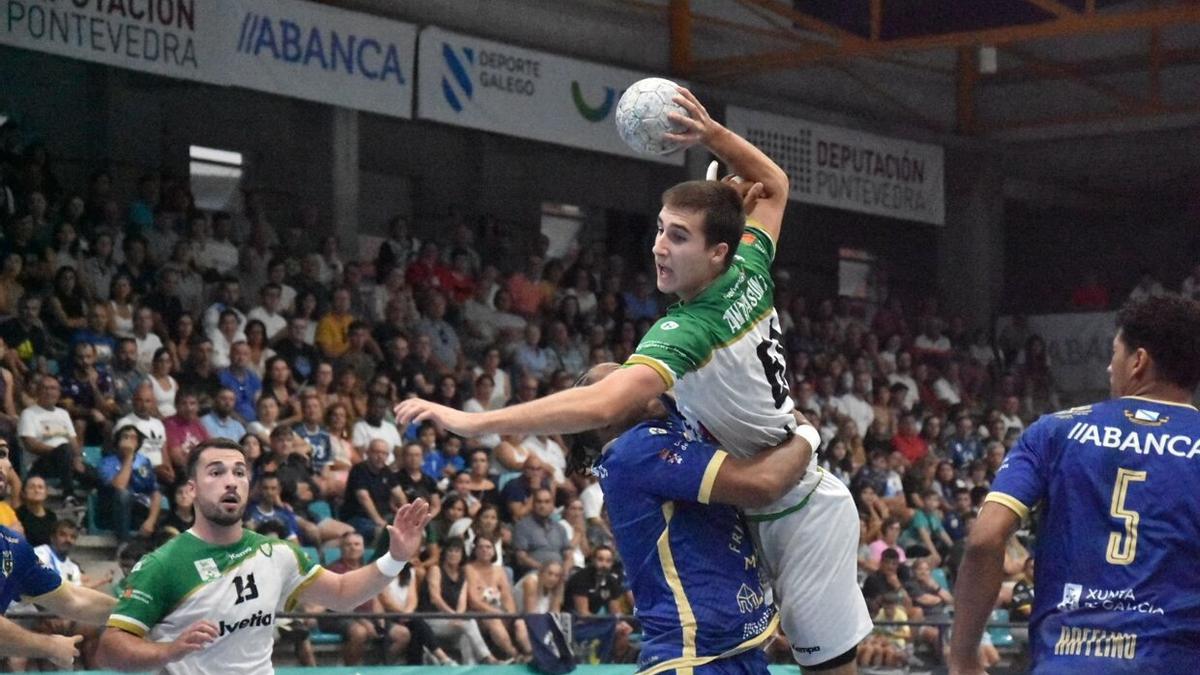 Acción defensiva sobre Marco Moreno.