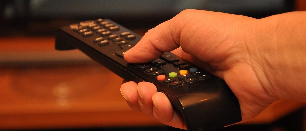 El producto con el que nunca debes limpiar la televisión