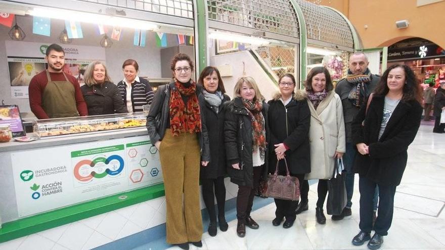 Detrás, los emprendedores Sebastián Varón, Eglée Torres y Josefina García. Delante, Maite Querejeta (diseñadora), la concejala Esther Cremaes, Susana Frommknecht (gerente del mercado de Santo Domingo), Erika Pérez, Maialen Escalada (Acción contra el Hambr