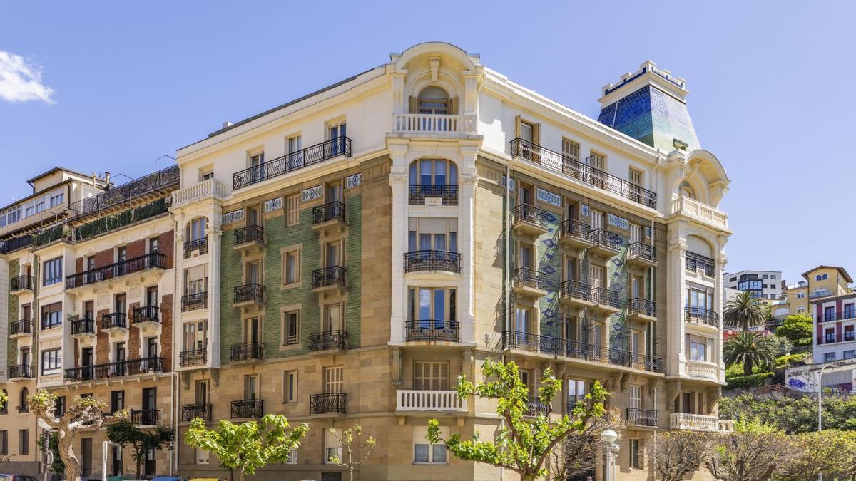 Magnífica propiedad en venta ubicada en un edificio señorial, situada en una de las zonas más elegantes del céntrico barrio de Gros