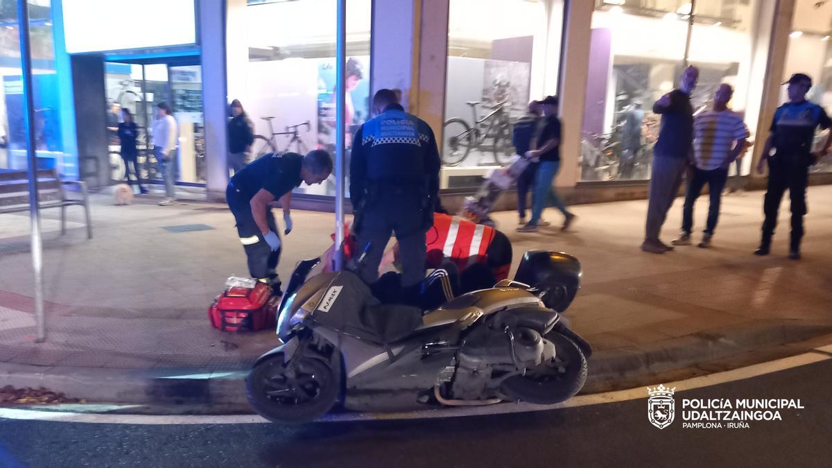 Policía Municipal y asistencias, atendiendo al motorista herido.