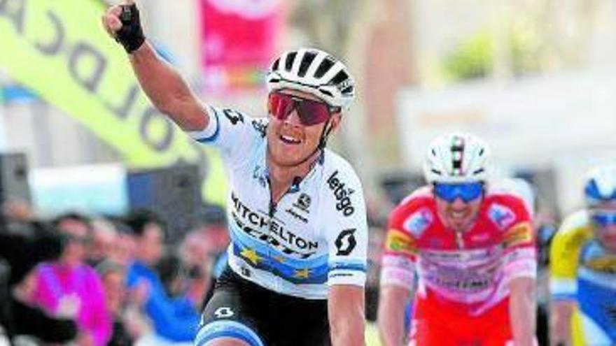Matteo Trentin cruzó el primero la línea de meta.