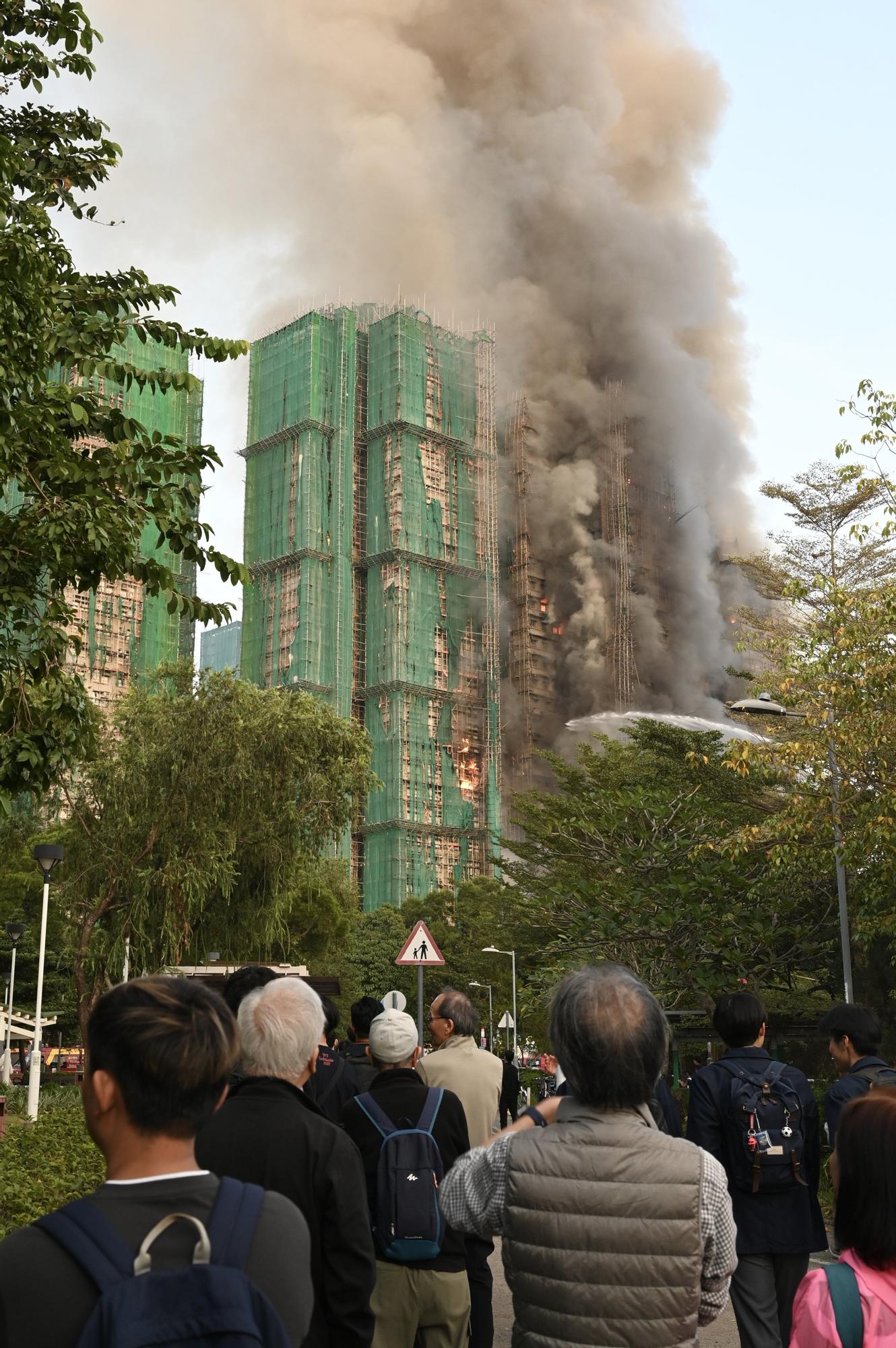 Un enorme incendio calcina un vecindario de Hong Kong