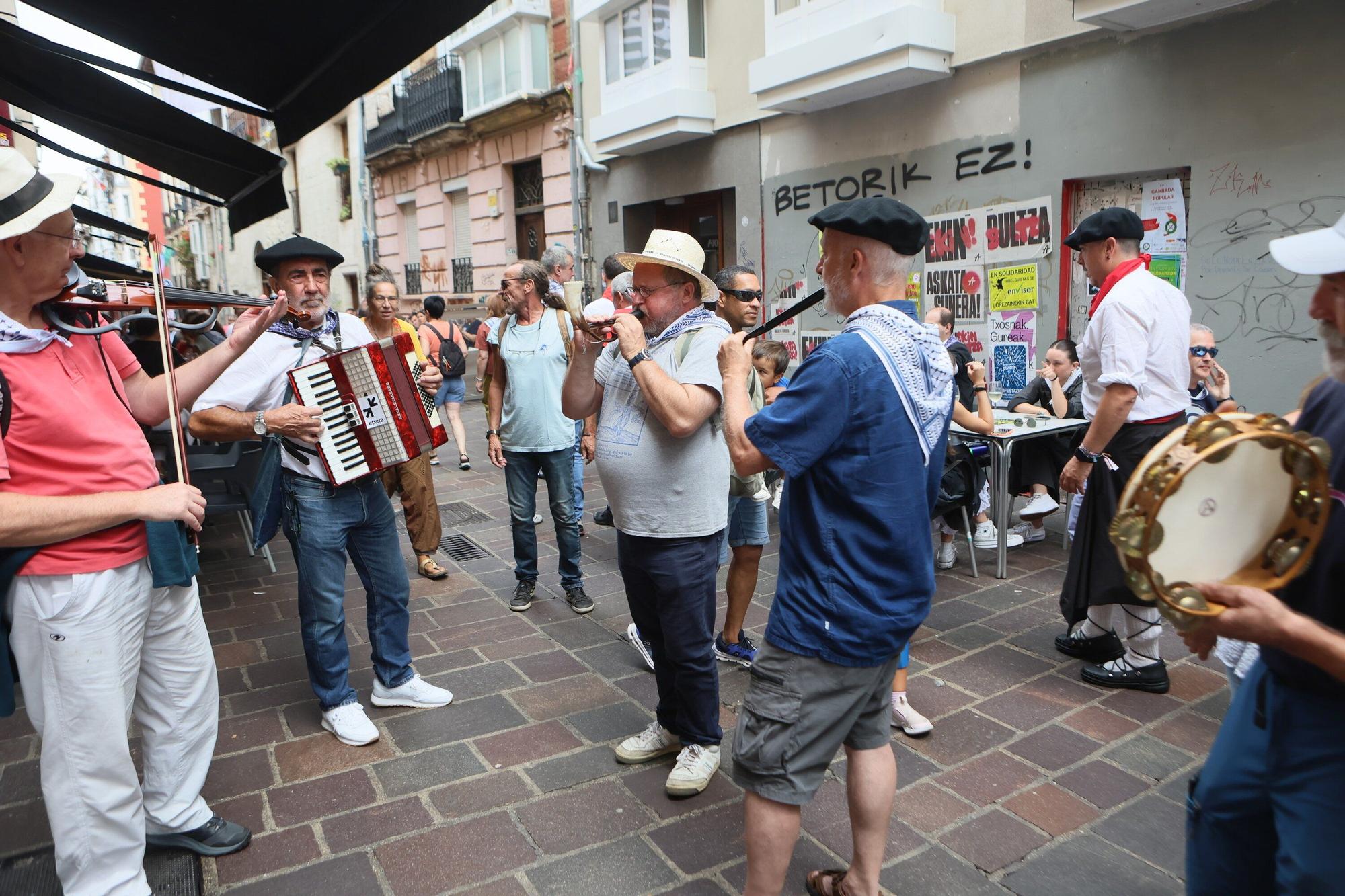 En imágenes: La fiesta continúa en las calles de Gasteiz este 6 de agosto