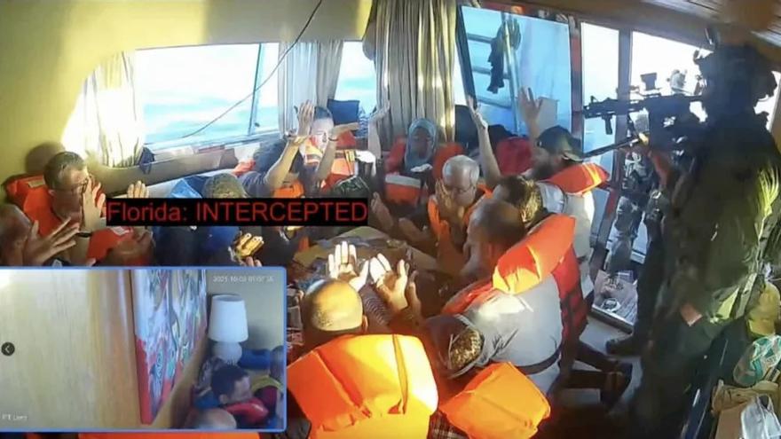 Una captura de pantalla muestra a los activistas a bordo del barco levantando las manos para demostrar que estaban desarmados, ante las fuerzas navales israelíes.