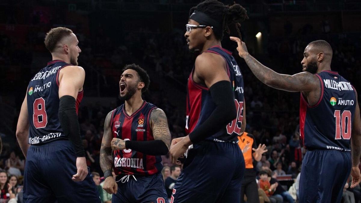 Sedekerskis, Howard, Moneke y Miller-McIntyre celebran una canasta ante el Estrella Roja