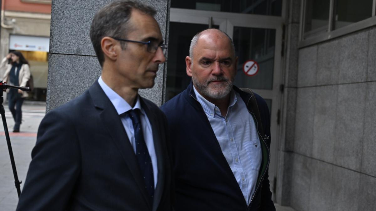 El expresidente de la DYA, a la derecha de la imagen, acompañado por su abogado