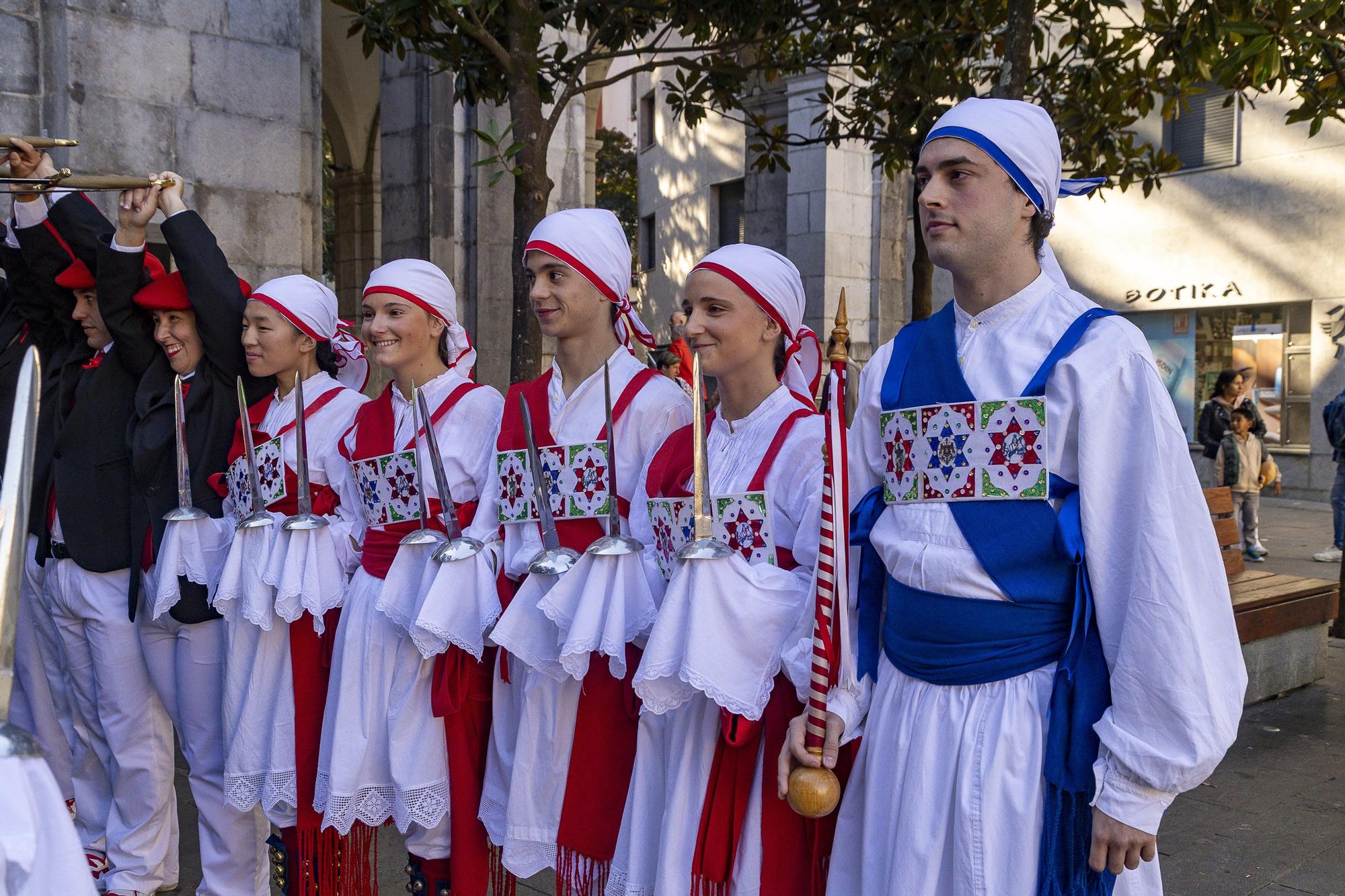 Elgoibar baila al ritmo de las espadas de la celebración de la Virgen del Rosario