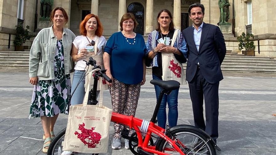 Álava reconoce a las tres viajaras que más han utilizado el transporte comarcal durante el año pasado
