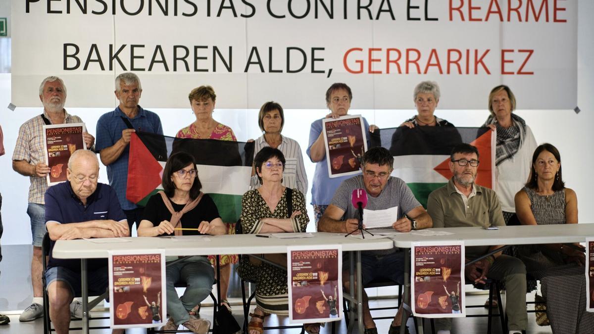 Asociaciones de personas jubiladas de Navarra ofrecen una rueda de prensa con motivo de una concentración que han convocado por la paz y contra el rearme.