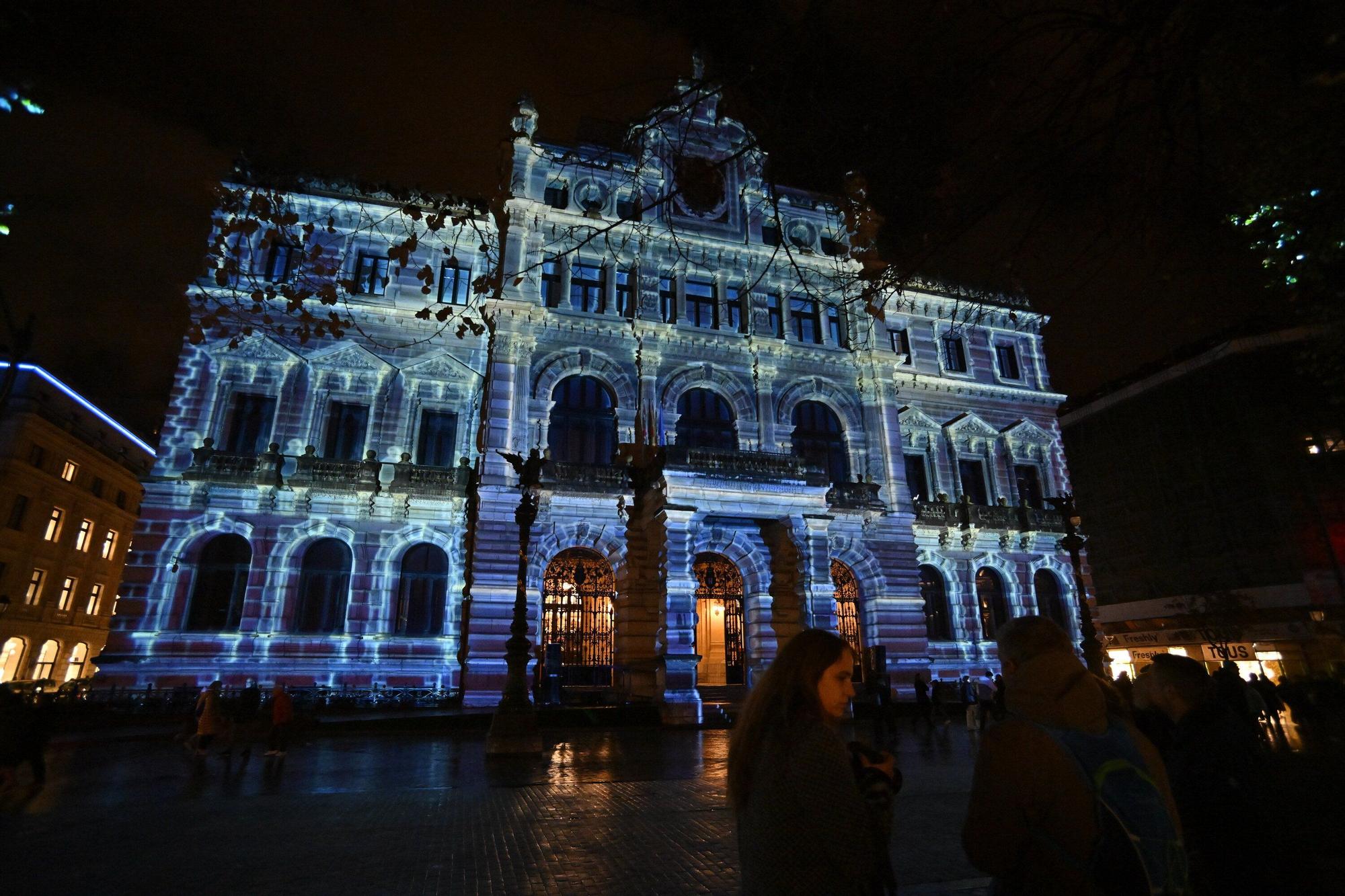 Así se ha iluminado la fachada del Palacio Foral de Bizkaia