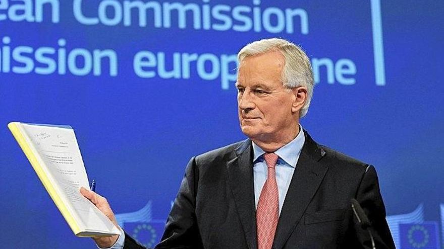 El jefe negociador de la UE para la salida británica, Michel Barnier, muestra el documento que detalla la posición de Bruselas.