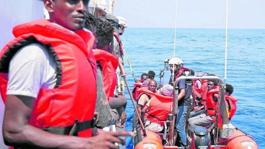 Emigrantes africanos son rescatados por el barco alemán ‘Eleonore’ en el Mediterráneo. Foto: J. Filous/dpa