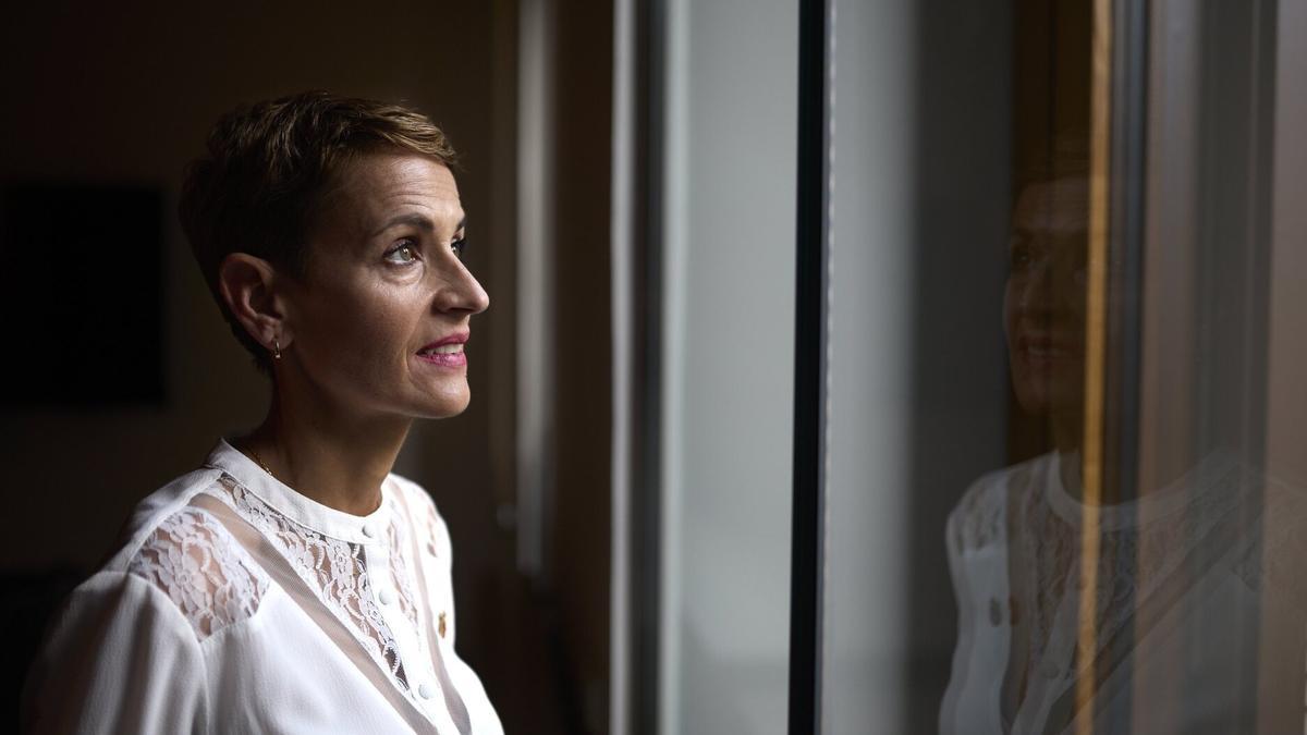 La presidenta del Gobierno foral, ante una ventana de su despacho.