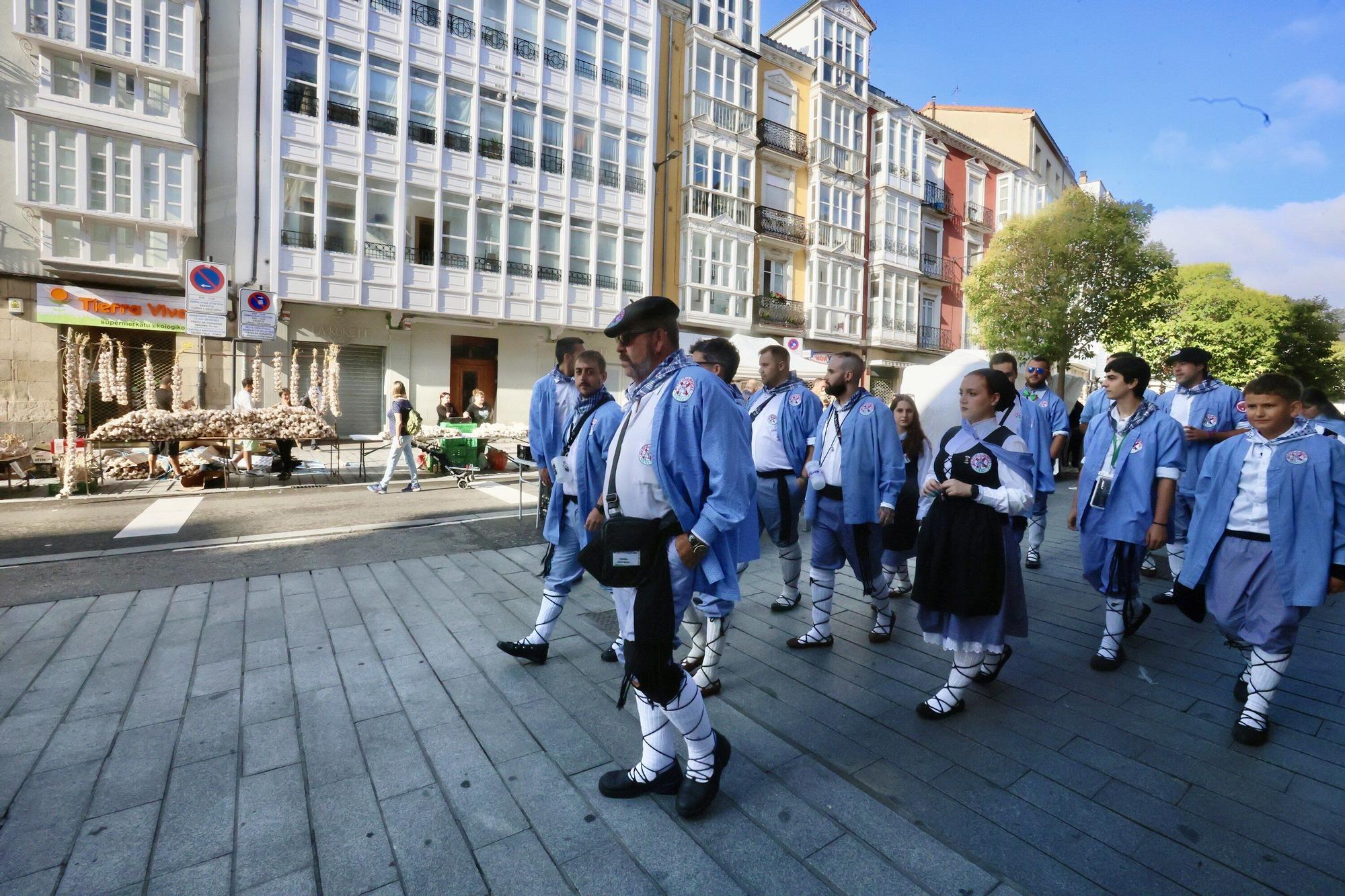 En imágenes: La feria de ajos atrae a los vitorianos un año más