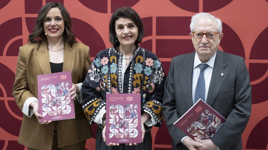 Euskadi lanza una hoja de ruta pionera para combatir la soledad y romper los tabúes de la vejez